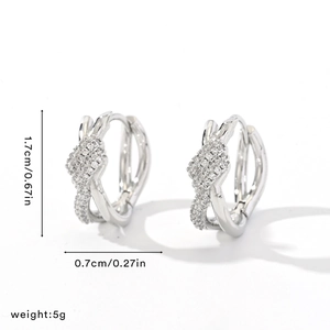 Vue détaillée de créoles croisées en argent avec dimensions et poids du bijou