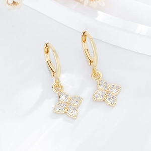 Elegantes pendientes de trébol de cuatro pétalos dorados con circonitas micro-pavé