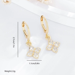 Elegantes pendientes de trébol en oro con pétalos de circón brillante