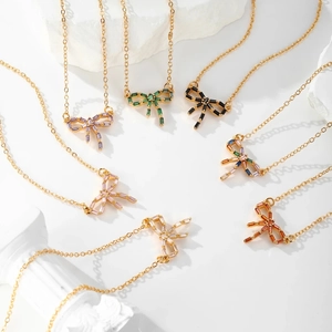 Collier avec Pendentif Nœud Papillon à la Mode pour Femmes Cuivre Plaqué Or Argent Zirconia Incrusté Chaîne de Clavicule Bijoux Cadeau