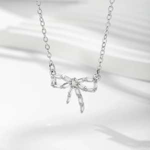 Élégant collier nœud plaqué argent avec cristaux de zircone sur une chaîne délicate