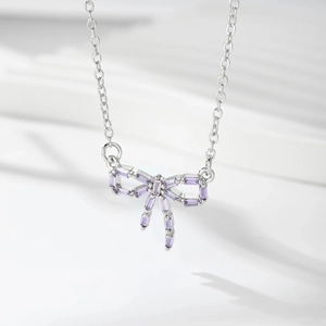Vue macro du collier avec pendentif nœud plaqué argent et zircone cubique lavande