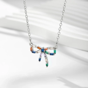 Vue détaillée du collier pendentif nœud avec zircons colorés sur chaîne argent