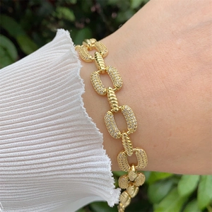 Détail du bracelet plaqué or 18 carats avec oxydes de zirconium sur maillons épais