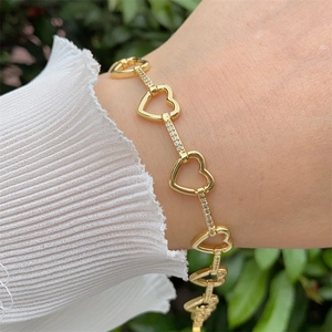 Vue détaillée du bracelet à maillons cœurs plaqué or 18K avec zircons blancs