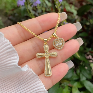 Detailaufnahme der 18K vergoldeten Kreuz- und Herz-Halskette mit weißen Zirkonia-Steinen