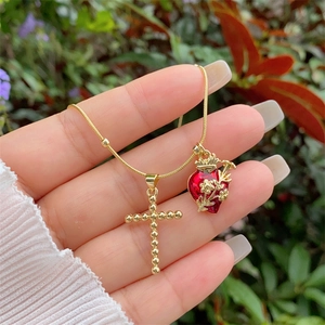 Detail der 18K vergoldeten Kreuz- und roten Emaille-Herz-Halskette mit Blumenmuster