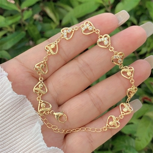 Bracelet en cuivre plaqué or 18 carats avec maillons en cœur et détails en zircon blanc