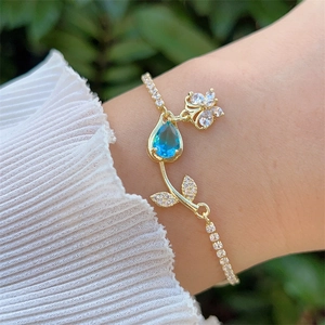 Elegante bracciale placcato oro 18 carati con zircone blu e motivo a farfalla