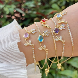 Elegante bracciale a tulipano e farfalla placcato oro 18 carati con zirconi colorati