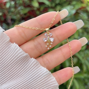 Nahaufnahme der 18K vergoldeten Blumenhalskette mit Zirkonia in der Hand gehalten