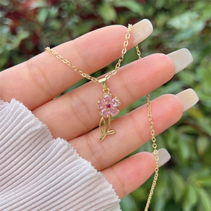 Detail eines rosa Zirkon Blumenanhängers mit 18K Vergoldung, zur Größenvorschau gehalten