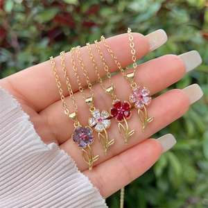 Detailansicht handgefertigter 18K vergoldeter Blumenanhänger mit bunten Zirkonia