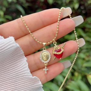 Λεπτομέρεια επιχρυσωμένης αλυσίδας 18K με μενταγιόν Παναγία και Ιερή Καρδιά