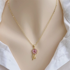 18K vergoldete Halskette mit rosa Zirkonia-Blüten und rotem Zentrum an Modell