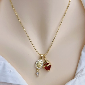 Λεπτομέρεια από επιχρυσωμένη αλυσίδα 18K με κόκκινη καρδιά και σταυρό με ζιργκόν