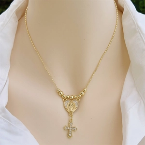 Collier plaqué or 18 carats avec doubles pendentifs cœur et croix sertis de diamants