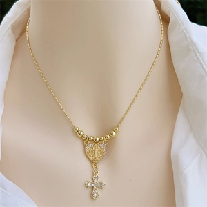 Collier plaqué or 18 carats avec médaille religieuse cœur et pendentif croix en cristal