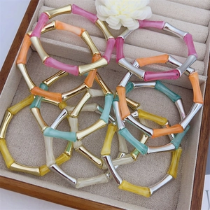 Bracciale elastico in resina a forma di bambù con accenti dorati per l'uso quotidiano