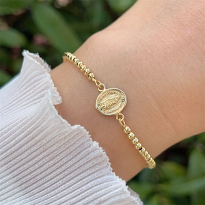 Detailansicht eines 18K vergoldeten Perlenarmbandes mit religiöser Marien-Medaille