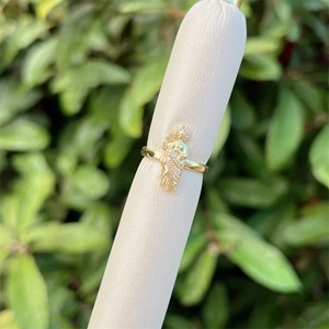 Makro-Detail des 18K vergoldeten St. Judas Rings mit fein besetzten Zirkonia-Kristallen