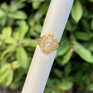 Detail des 18K vergoldeten Jungfrau Maria Rings mit feiner Gravur und Relief-Dekor