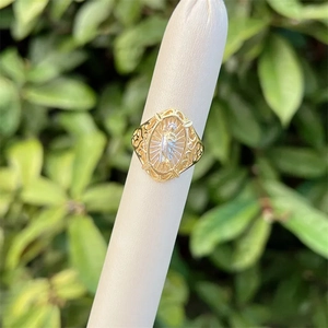 Nahaufnahme eines zweifarbigen religiösen Rings mit feiner Gravur auf weißem Display
