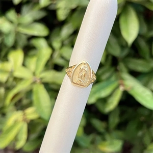 Makroaufnahme der 18K vergoldeten Jungfrau Maria Ring mit floralen Gravuren am Rand