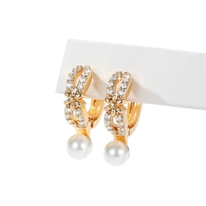 Gold-plated hoop earrings with sparkling zircon flowers and round white pearls