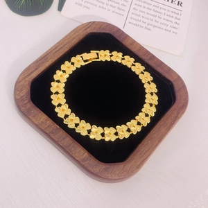 Bracelet plaqué or 24K avec maillons en forme de cœur dans un coffret cadeau