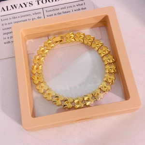 Bracelet plaqué or 24 carats avec maillons en forme de cœur polis et givrés alternés