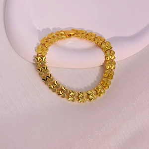 Bracelet à maillons en forme de cœur doré avec textures mates et polies pour femmes