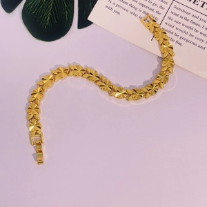 Détail d'un bracelet plaqué or 24 carats montrant des maillons en forme de coeur