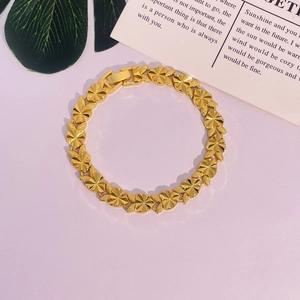 Détail du bracelet plaqué or 24K montrant les maillons en cœur et le fermoir pliant