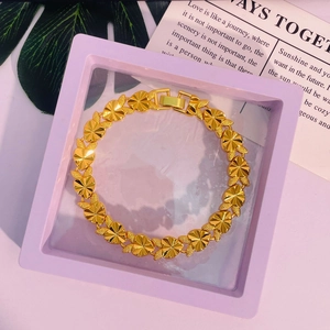 Détail du bracelet à maillons cœurs dorés 24K avec texture radiale en boîte cadeau