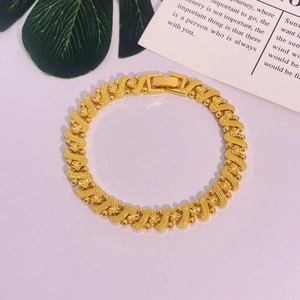 Détail d'un bracelet plaqué or 24 carats avec maillons en S et fermoir pliable