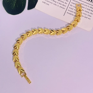 Détail de bracelet à maillons en forme de cœur plaqué or 24K avec texture mate élégante
