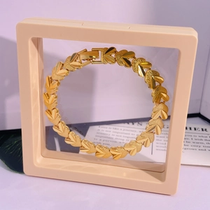 Détail du bracelet à maillons cœur plaqué or 24K dans un coffret bijoux suspendu rose
