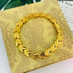 Détail du bracelet cœur plaqué or 24K avec finitions mates et polies texturées