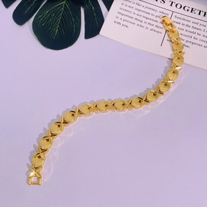 Détail du bracelet chaîne à cœurs dorés avec texture mate sablée et fermoir sûr