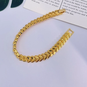 Gros plan détaillé du bracelet chaîne coeur plaqué or 24K avec texture fine et fermoir
