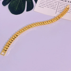 Vue détaillée du bracelet en forme de feuille plaqué or 24K avec finition métal brillant