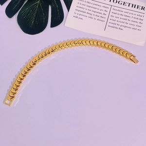 Vue détaillée du bracelet plaqué or 24K avec maillons polis en forme de cœur et fermoir