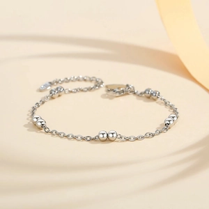 Detalle de una pulsera minimalista de plata S925 con cuentas y cierre de mosquetón ajustable
