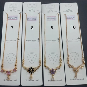 Collection de colliers en acier inoxydable doré avec pendentifs fleurs en zircon