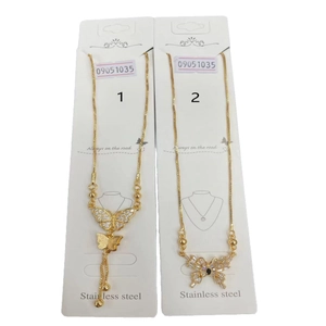 Collier doré en acier inoxydable avec pendentif papillon et zircons sur carte blanche