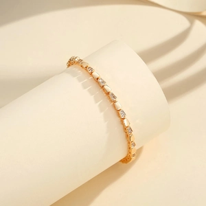 Elegante pulsera de serpiente bañada en oro de 18K con brillantes circonitas microengastadas