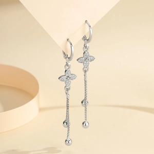 Pendientes largos de plata con trébol de cuatro hojas de circón y borlas de cadena