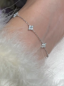 Dettaglio del bracciale quadrifoglio in argento con pavé di zirconi sul polso
