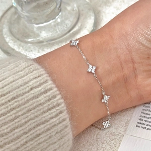 Bracciale da Donna in Rame con Quadrifoglio in Zirconia Tono Argento Catena Regolabile Gioielli Minimalisti